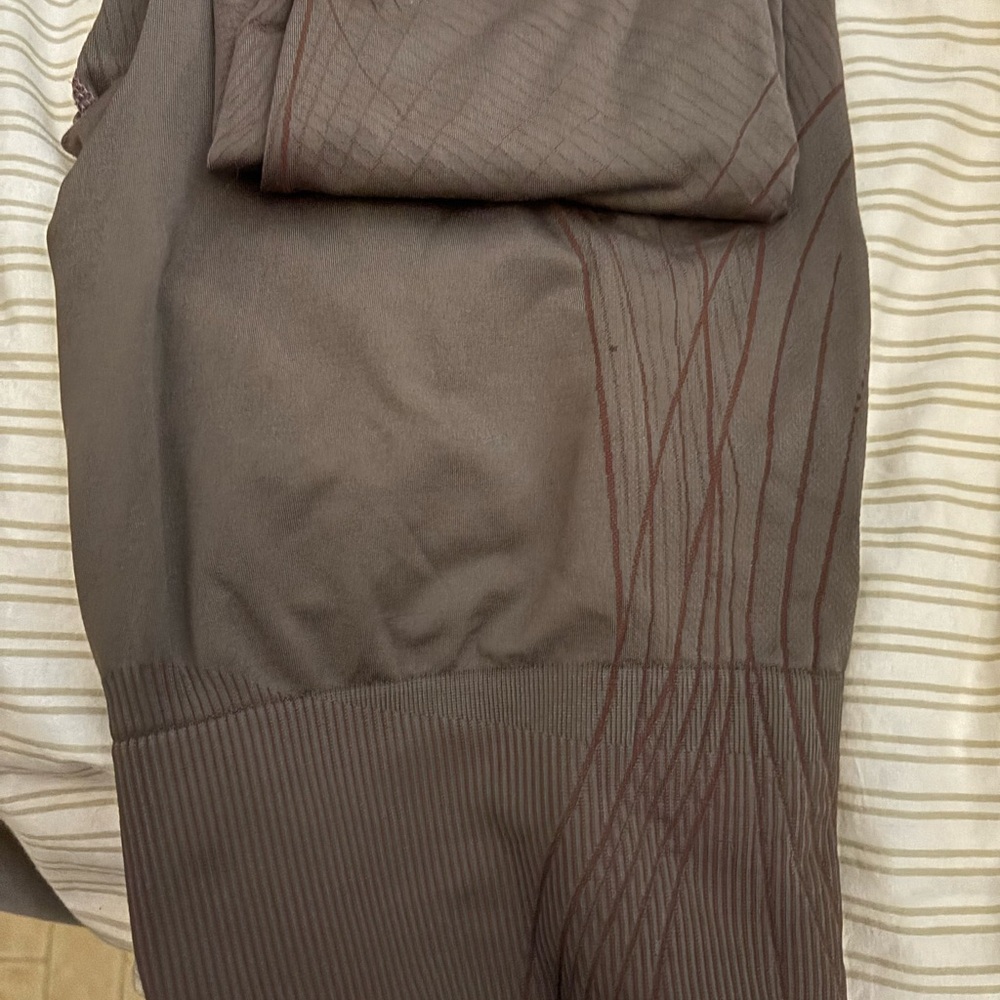Cute brown with hints of Burgandy striping gymshark. Size Large , gently used .